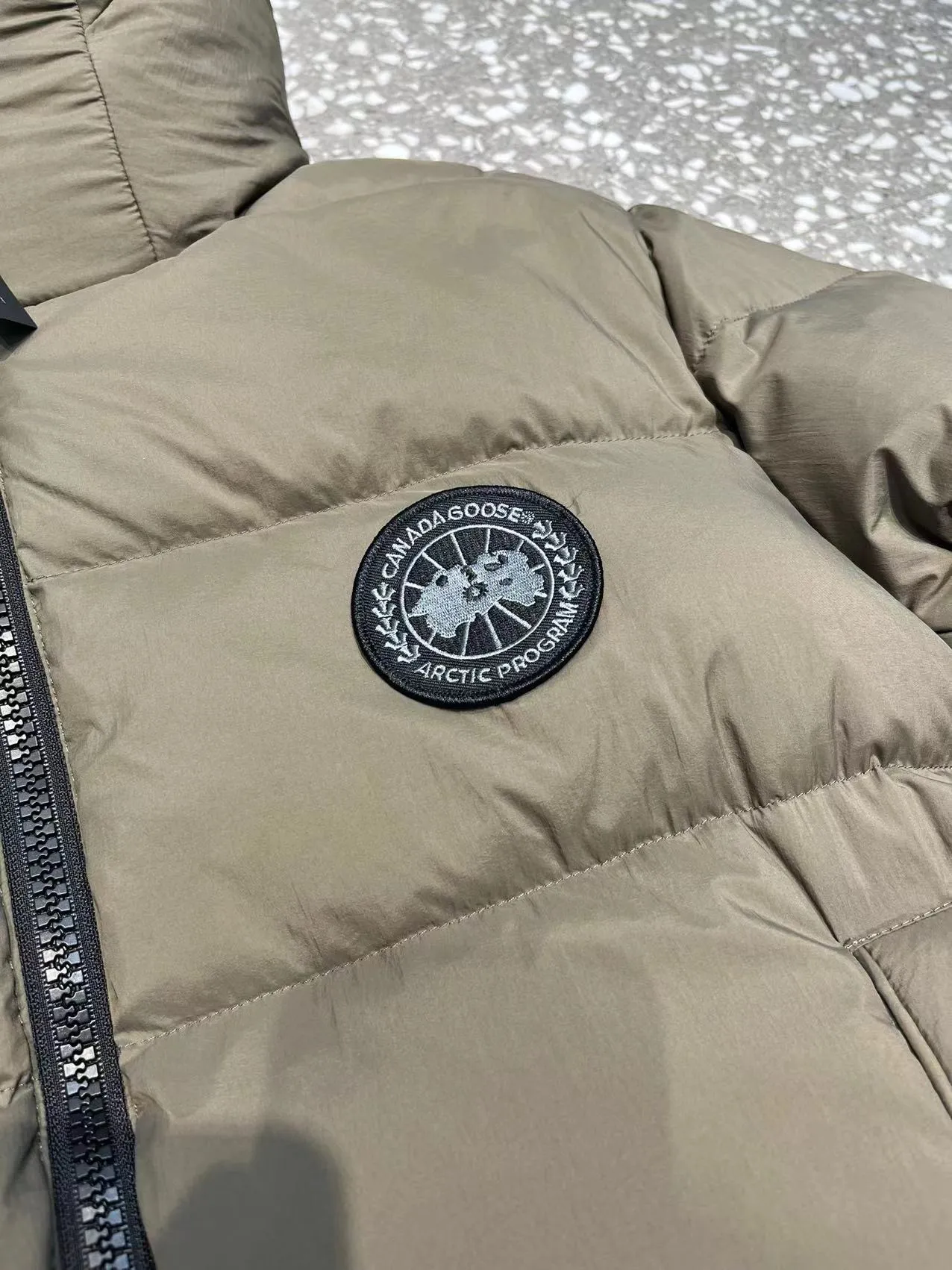 P940 2️⃣0️⃣2️⃣4️⃣The latest Canada goose black label down jacket. The goose black label down jacket is a must-have in the outerwear industry! The latest designer styles! The goose down jacket has always been a popular element of fashion and is loved by experts from all walks of life! Fashionable hooded cut, high-end customer-supplied fine goose down, high resilience, smooth zipper, strong and firm. Pockets on both sides can store small items, free your hands, and you can go out without worries. It can also meet the need of putting your hands in your pockets👏👏Produced by Big Goose, it can be used as a group uniform by many celebrities. This down jacket uses a double-layer anti-down lining design, which has strong windproof performance and will be very warm in winter! New standard 90% goose down filling, high fluffiness, windproof hooded design. When walking outdoors, pull the collar to the highest position, put your hands in the pockets and it will be very warm. It can be easily controlled by all body types! The interior is equipped with an elastic snow skirt design for better wrapping. The simple and neat style design highlights the masculine temperament. The impeccable style is classic and never goes out of style. It is warm and practical, and it is versatile! You can enter with your eyes closed!  Size: XS-XXL Color: black gray